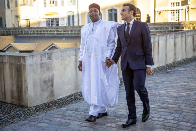 Emmanuel Macron accueille Mahamadou Issoufou, président du Niger, pour une réunion des membres du G5 Sahel au château de Pau, le 13 janvier.