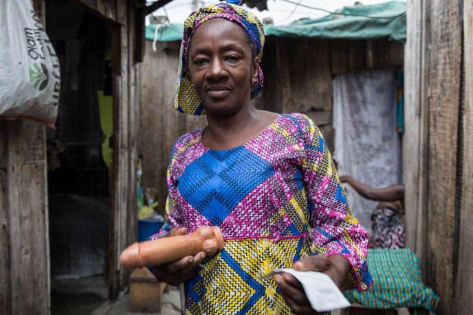 Amy Touré, « paire éducatrice », sensibilise les travailleuses du sexe aux risques du VIH dans les quartiers de prostitution d'Abidjan, en Côte d'Ivoire, en leur montrant comment mettre en place un préservatif.