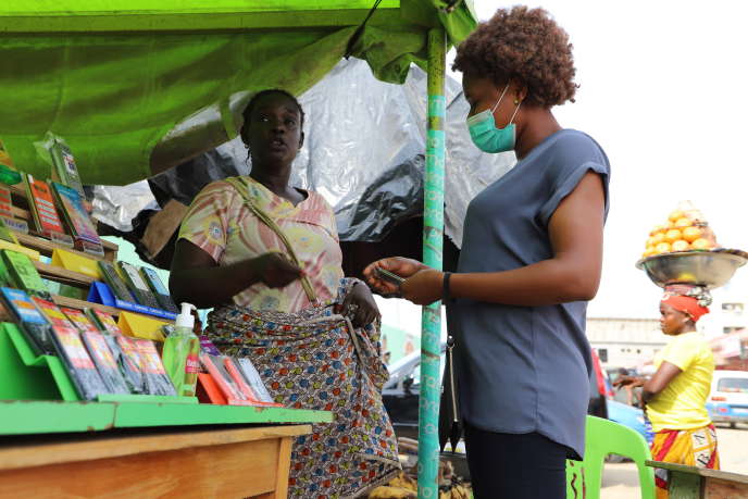 Au marché d’Anono à Abidjan, où Esther, vendeuse de téléphones, s’inquiète des mesures prises par le gouvernement et d’un potentiel confinement, en mars.