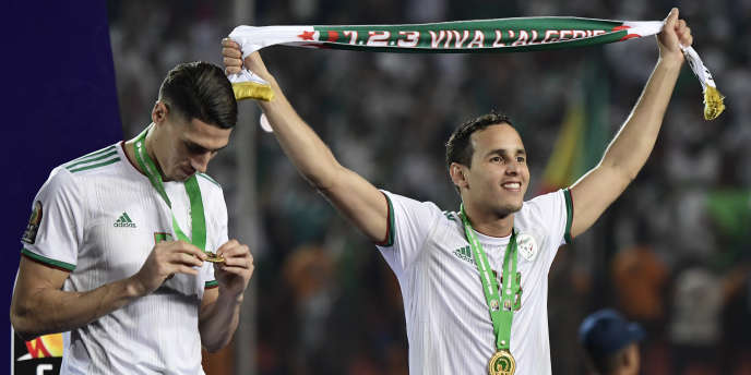 Mehdi Zeffane (à droite) célèbre la victoire de l’Algérie en Coupe d’Afrique des nations, au Caire, le 19 juillet 2019.