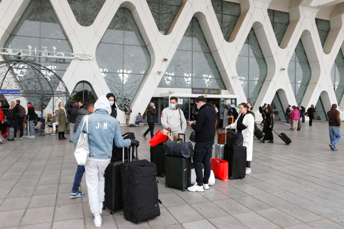 Des touristes attendent d’être rapatriés dans leur pays, alors que le Maroc suspend ses vols vers les pays européens en raison du Covid-19, à l’aéroport de Marrakech, le 15 mars 2020.