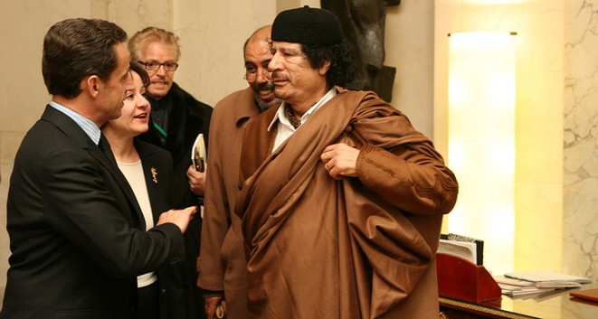 Nicolas Sarkozy et Mouammar Kadhafi avec leurs interprètes. À l'arrière de Kadhafi, Moftah Missouri. © DR